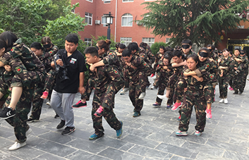 我是你的眼，不論艱難險(xiǎn)阻，我都將握緊你的手與你同行！