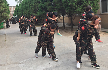 因?yàn)樾湃?，不管沿途有多么的陡峭艱險(xiǎn)，我都將攙扶著你勇敢前行。