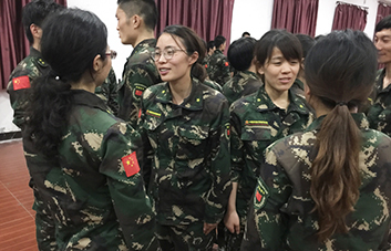 人生不易，要學(xué)會(huì)贊美他人！