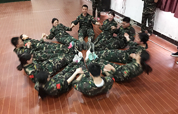 默契配合、高效協(xié)作，把不可能變?yōu)榭赡埽? />
            <p>默契配合、高效協(xié)作，把不可能變?yōu)榭赡埽?/p>
          </li>
          <li> <img src=