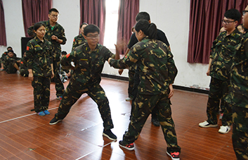 凝心聚力，為榮譽(yù)而戰(zhàn)；聚精會(huì)神，為集體爭(zhēng)光！